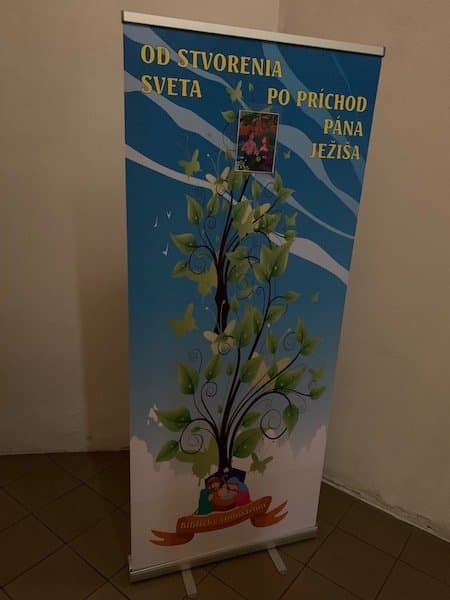 Na sv. omšiach pre deti sa na veľký roll-up budú pridávať biblické postavy. Začali sme príbehom Adama a Evy. Postupne pribudnú ďalšie starozákonné postavy.